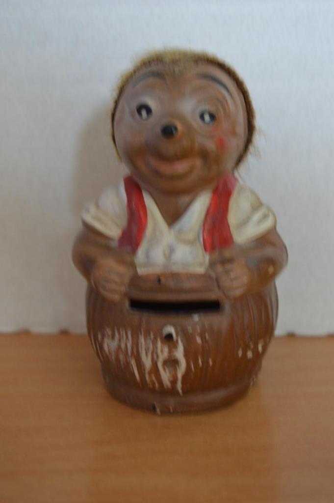 aandoenlijk heel oude MECKI (Steiff)  spaarpot, Verzamelen, Spaarpotten, Gebruikt, Dier, Kunststof, Ophalen of Verzenden