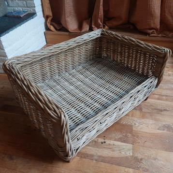 Rieten hondenmand op pootjes beschikbaar voor biedingen