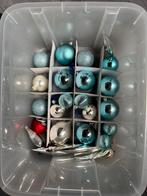 68 stuks plastic kerstballen incl piek en curverbak, Ophalen of Verzenden, Zo goed als nieuw