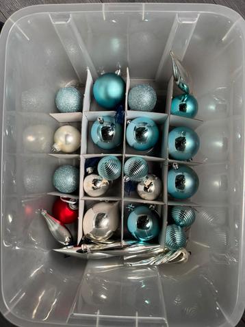 68 stuks plastic kerstballen incl piek en curverbak beschikbaar voor biedingen
