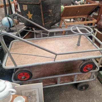 1 duw en 2 trekkarren van vroeger. beschikbaar voor biedingen