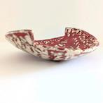 Schaal - Keramiek kunst - Rood en crème, Ophalen of Verzenden, Zo goed als nieuw, Porselein of Keramiek