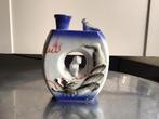 Brocante porseleinen saké fles met poes,japanse vaas poes, Ophalen
