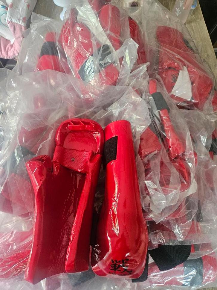 Karate Beschermingsset Rood - Nieuw 24 stuks, Diversen, Rommelmarktspullen, Nieuw, Ophalen of Verzenden