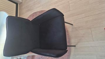 2 stuks zwarte eetkamerstoelen  beschikbaar voor biedingen