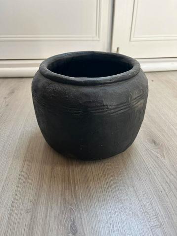 Keramische pot met tinnen look beschikbaar voor biedingen