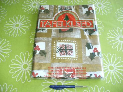 Nieuw Kerst tafelkleed - vinyl met flanellen rug 132 x 178cm, Diversen, Kerst, Nieuw, Ophalen of Verzenden