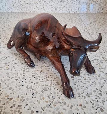 Antiek houten Stier beschikbaar voor biedingen