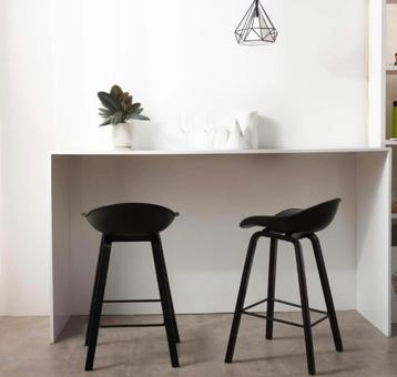 Twee zwarte barkrukken | Modern design | Industriële look beschikbaar voor biedingen