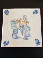 Vintage Tegel met Fietsende Verkoper, Ophalen of Verzenden