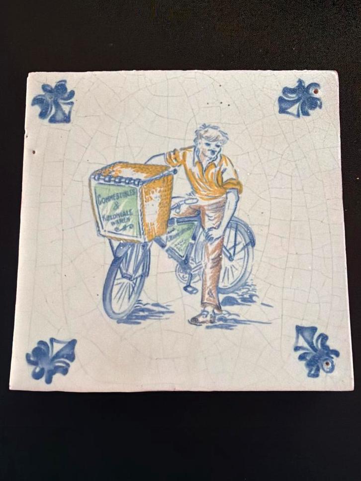Vintage Tegel met Fietsende Verkoper, Antiek en Kunst, Antiek | Wandborden en Tegels, Ophalen of Verzenden