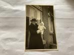 Oude Foto: Vrouw met Baby, Delft, Gebruikt, Foto, Ophalen of Verzenden, Voor 1940