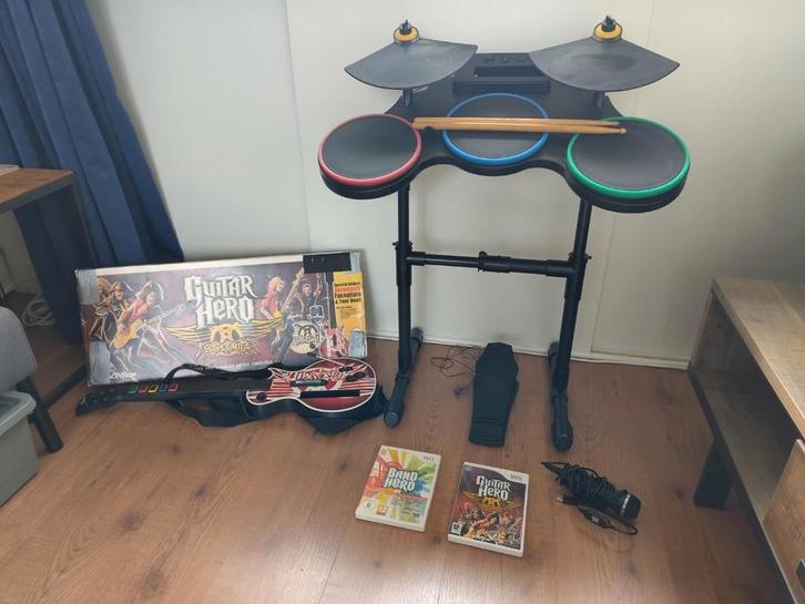 Guitar Hero drums, gitaar, microfoon + 2 games (Wii), Spelcomputers en Games, Games | Nintendo Wii, Gebruikt, Muziek, 3 spelers of meer