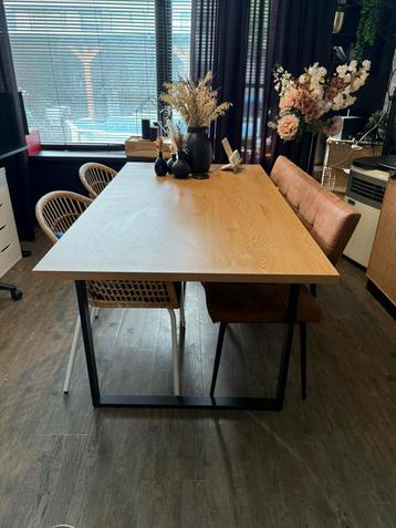 Complete eettafel met bankje en 2 stoelen beschikbaar voor biedingen