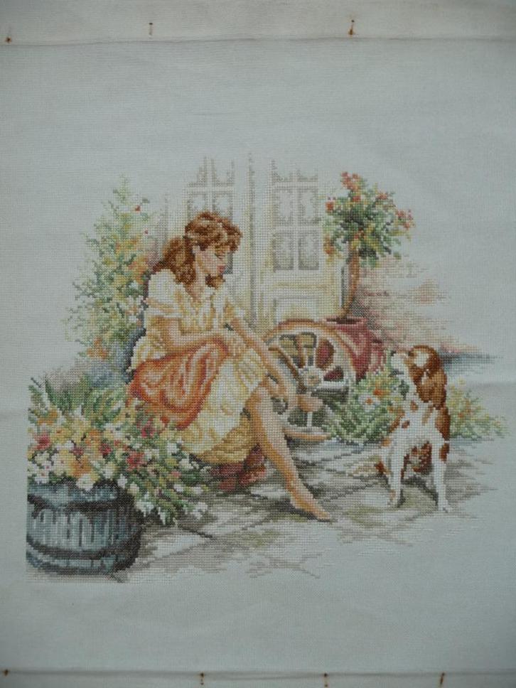 Borduurwerk "Dame-hond-bloemen", Hobby en Vrije tijd, Borduren en Borduurmachines, Gebruikt, Onderdeel of Toebehoren, Handborduren