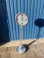 Leuke staande klok op een veer, Ophalen, Gebruikt, Analoog, Staande klok