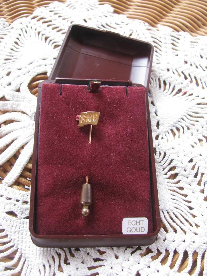 FNV speld + robijn, Verzamelen, Speldjes, Pins en Buttons, Nieuw, Speldje of Pin, Overige onderwerpen, Ophalen of Verzenden