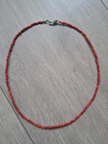 Ketting rood beschikbaar voor biedingen