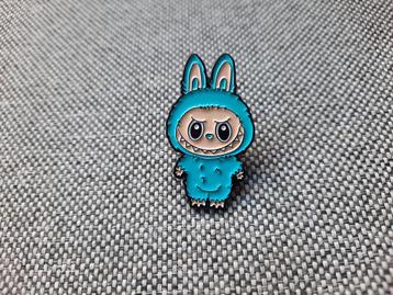 1 leuke blauwe pin van een Labubu te koop beschikbaar voor biedingen