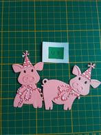 V3 Stansjes  oud roze feestvarkens met rood/wit mutsje, Ophalen of Verzenden, Nieuw, Overige thema's, Overige typen