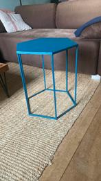 Hexagon tafeltje , blauw met een zweempje groen., Minder dan 55 cm, Gebruikt, Metaal of Aluminium, Overige vormen