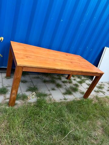 Eettafel hout beschikbaar voor biedingen