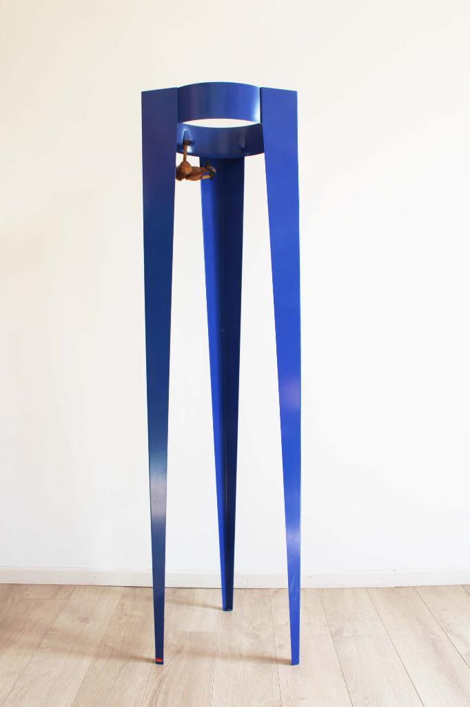 Blauwe design kapstok - Chase G - Michiel van der Kley, Huis en Inrichting, Woonaccessoires | Kapstokken, Zo goed als nieuw, Staande kapstok