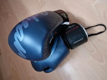 Handschoenen voor kickboksen en thaiboksen beschikbaar voor biedingen