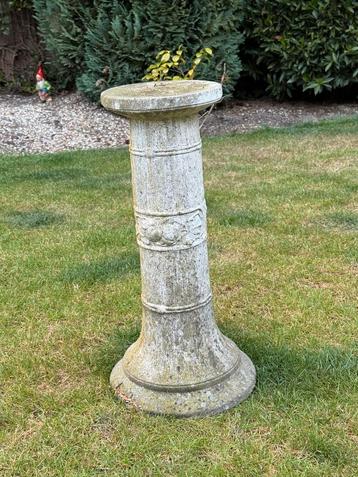 Sokkel/pilaar voor tuinbeeld of bloempot klassiek ontwerp beschikbaar voor biedingen