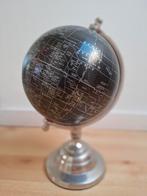 Decoratieve, zwarte wereldbol op een metalen standaard, Huis en Inrichting, Ophalen of Verzenden, Zo goed als nieuw