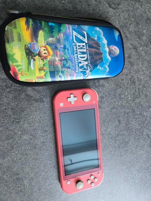 Nintendo switch lite (coral) met zelda hoesje, Spelcomputers en Games, Spelcomputers | Nintendo Switch Lite, Zo goed als nieuw