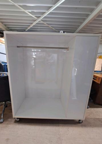 Witte kleding kast met groot rek en veel planken  beschikbaar voor biedingen