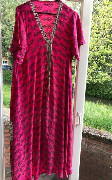 leuke lange flowy  jurk magenta / print mt M beschikbaar voor biedingen