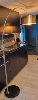 Grote boog vloerlamp met extra lampenkap om af te wisselen, Huis en Inrichting, Lampen | Vloerlampen, Ophalen, Gebruikt, Metaal