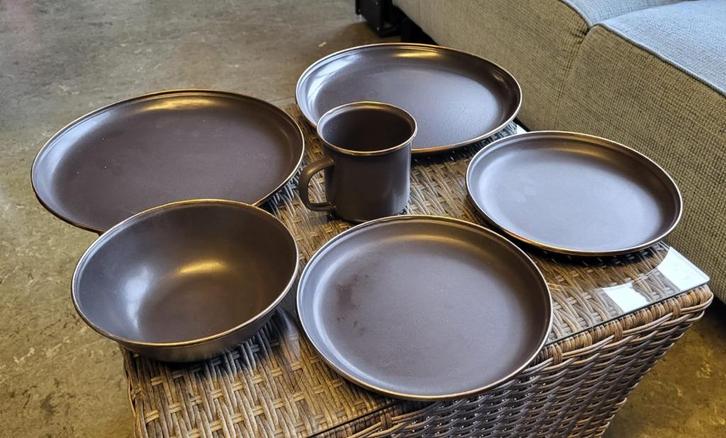 Enamel Barbones serviesset - borden - schaaltjes - bekers, Huis en Inrichting, Keuken | Servies, Zo goed als nieuw, Compleet servies