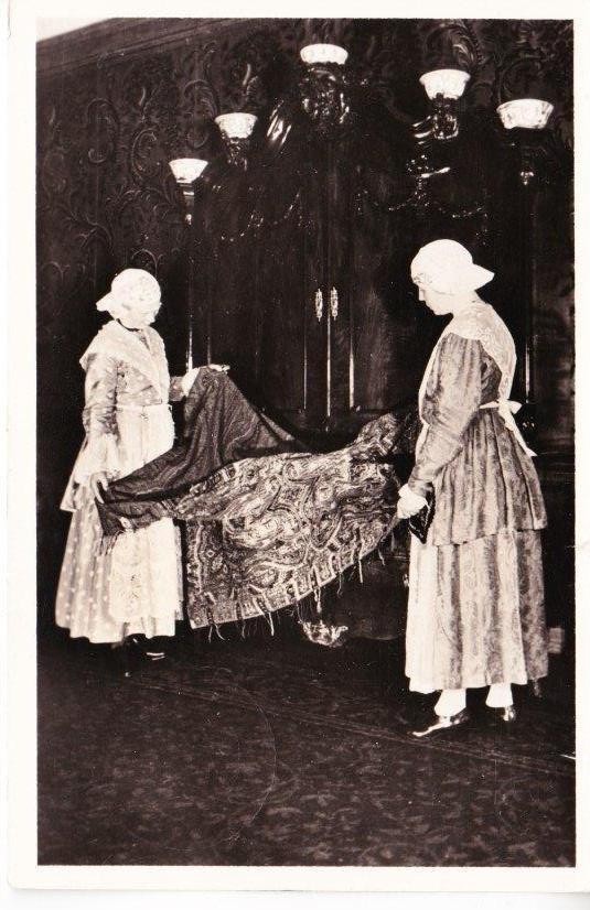 FRIJSKE KLAEIJING- Friese Klederdracht. Vrouwen. 18-02, Verzamelen, Ansichtkaarten | Nederland, Gelopen, Friesland, 1940 tot 1960