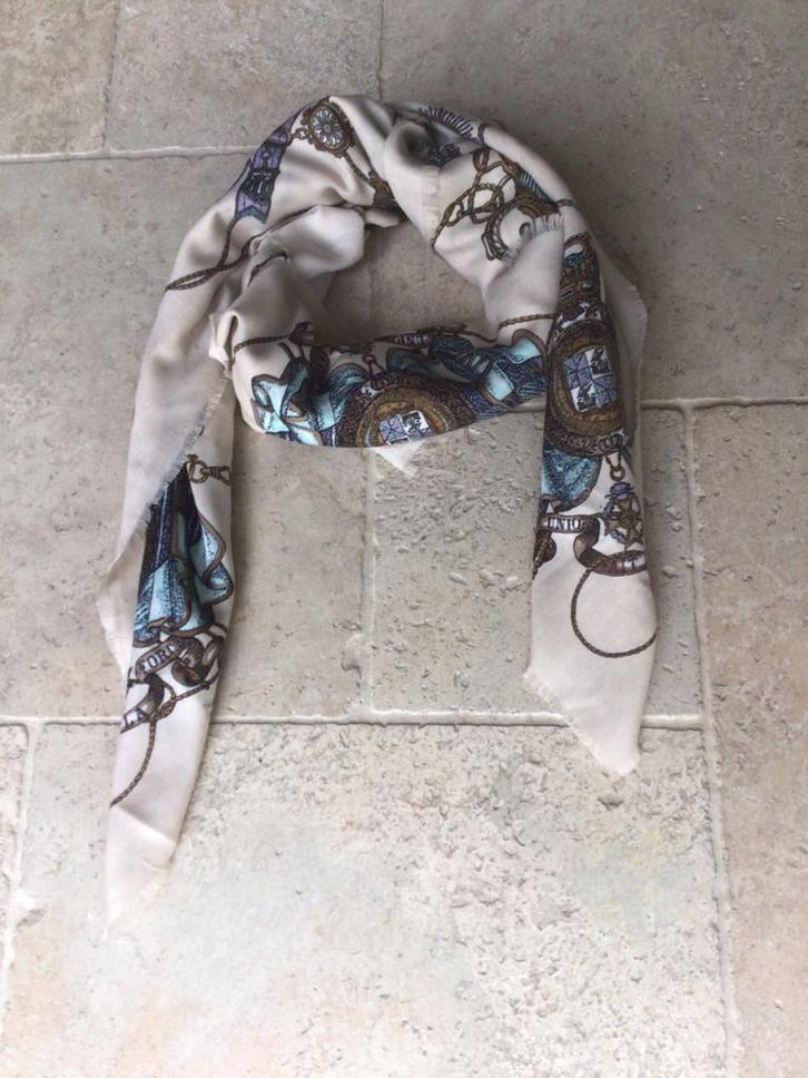 Grote klassieke sjaal, Haïti, Kleding | Dames, Mutsen, Sjaals en Handschoenen, Zo goed als nieuw, Sjaal, Maat 46/48 (XL) of groter