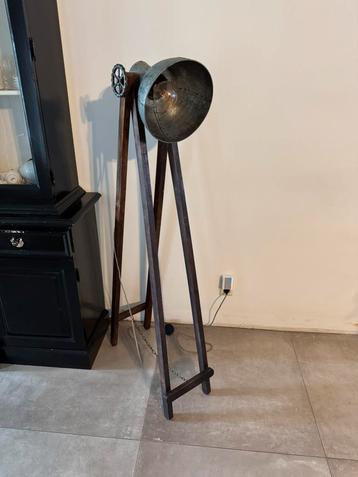 Stoere industriele staande lamp beschikbaar voor biedingen