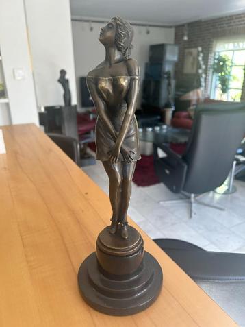 Bronzen sculptuur vrouw met armen voor gekruisd, P.Cellinet  beschikbaar voor biedingen