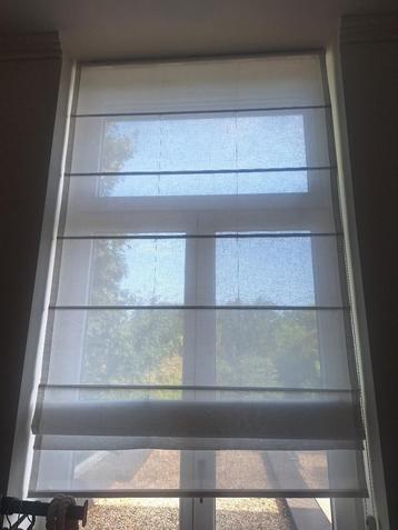 Moderne witte rolgordijnen met ophangsysteem beschikbaar voor biedingen