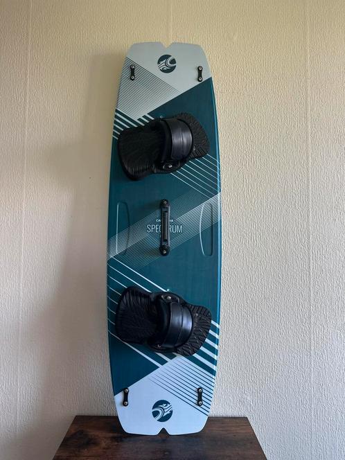 Cabrinha Spectrum 133x40 kiteboard, Watersport en Boten, Kitesurfen, Zo goed als nieuw, Kiteboard, Twintip, Ophalen of Verzenden