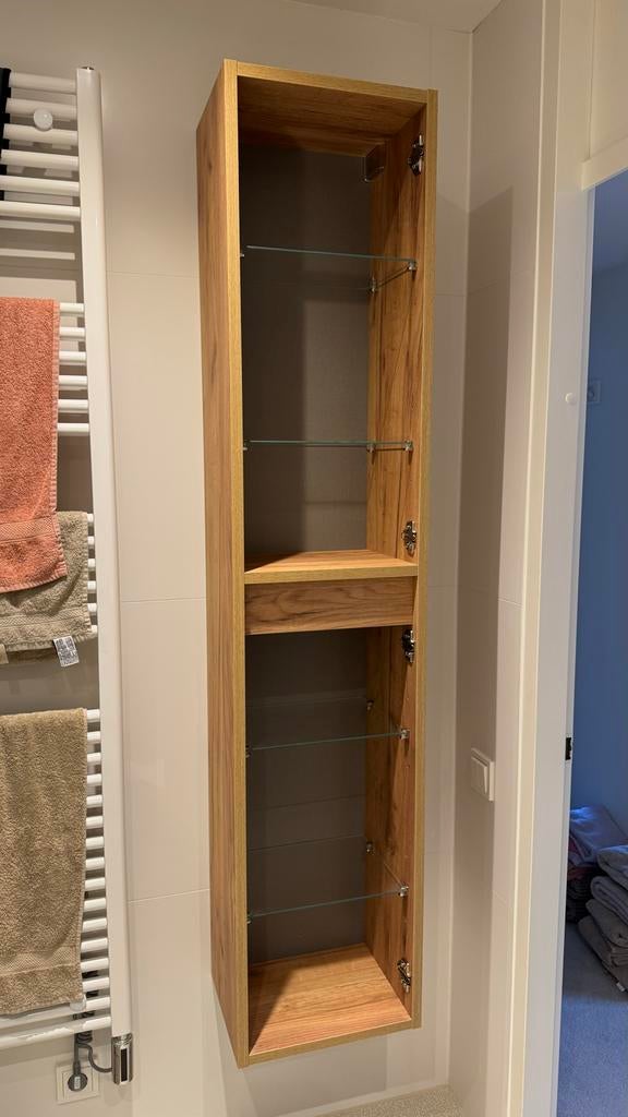 Mooie badkamerkast met glazen planken, Huis en Inrichting, Badkamer | Badkamermeubels, Ophalen, (Half)hoge kast, Minder dan 50 cm