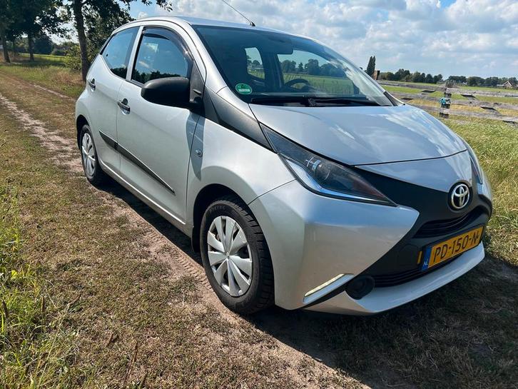 Toyota AYGO (bj 2017), Auto's, Toyota, Bedrijf, Te koop, Aygo, Benzine, B, Hatchback, Handgeschakeld, Origineel Nederlands, Zilver of Grijs