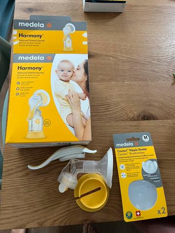 Medela breast pump - manual and nipple shields beschikbaar voor biedingen