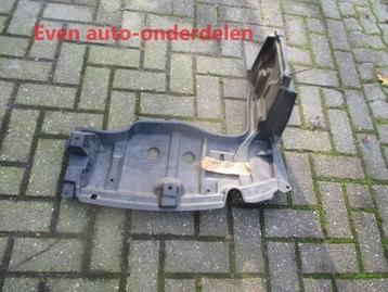 links voor motor onder beplating yaris P 13 beschikbaar voor biedingen