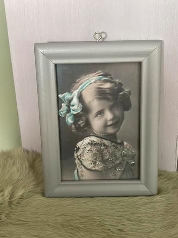 1 oud licht grijs fotolijstje met prentje van een meisje beschikbaar voor biedingen