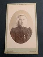 cdv carte de visite klederdracht J L T Huysen Hoorn 10, Verzenden, Foto, Klederdracht, Zo goed als nieuw