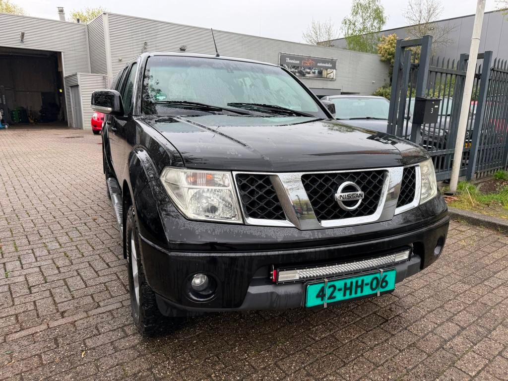 Nissan Navara 2.5 dCi XE Double Cab Comfort 1e eigenaar 263., Auto's, Stof, Gebruikt, Zwart, 4 cilinders