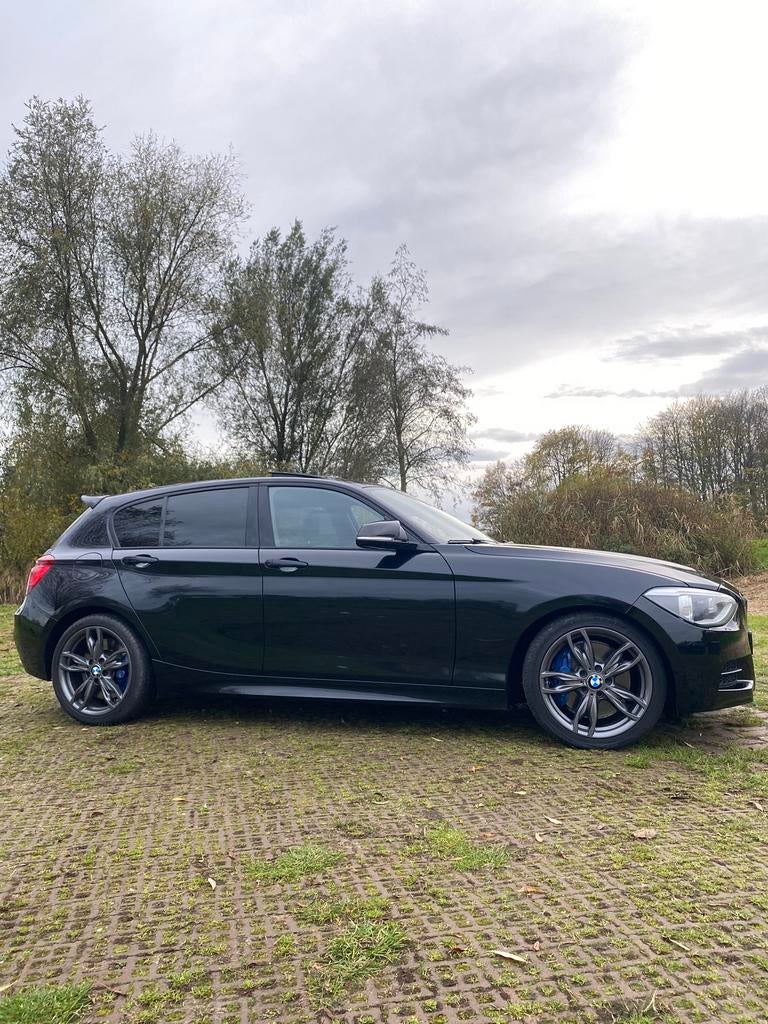 BMW 1-Serie 3.0 M135i 5DR AUT 2014 Zwart, schuifkantel dak, Auto's, Achterwielaandrijving, Zwart, 320 pk, Zwart
