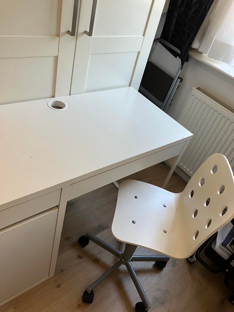 IKEA Micke bureau met bureaustoel - Wit, Huis en Inrichting, Bureaus, Gebruikt, Computerbureau, IKEA, Modern, Spaanplaat of MDF